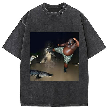 Personality fashion Man Kick Alligator In Swamp Funny Washed T-Shirt