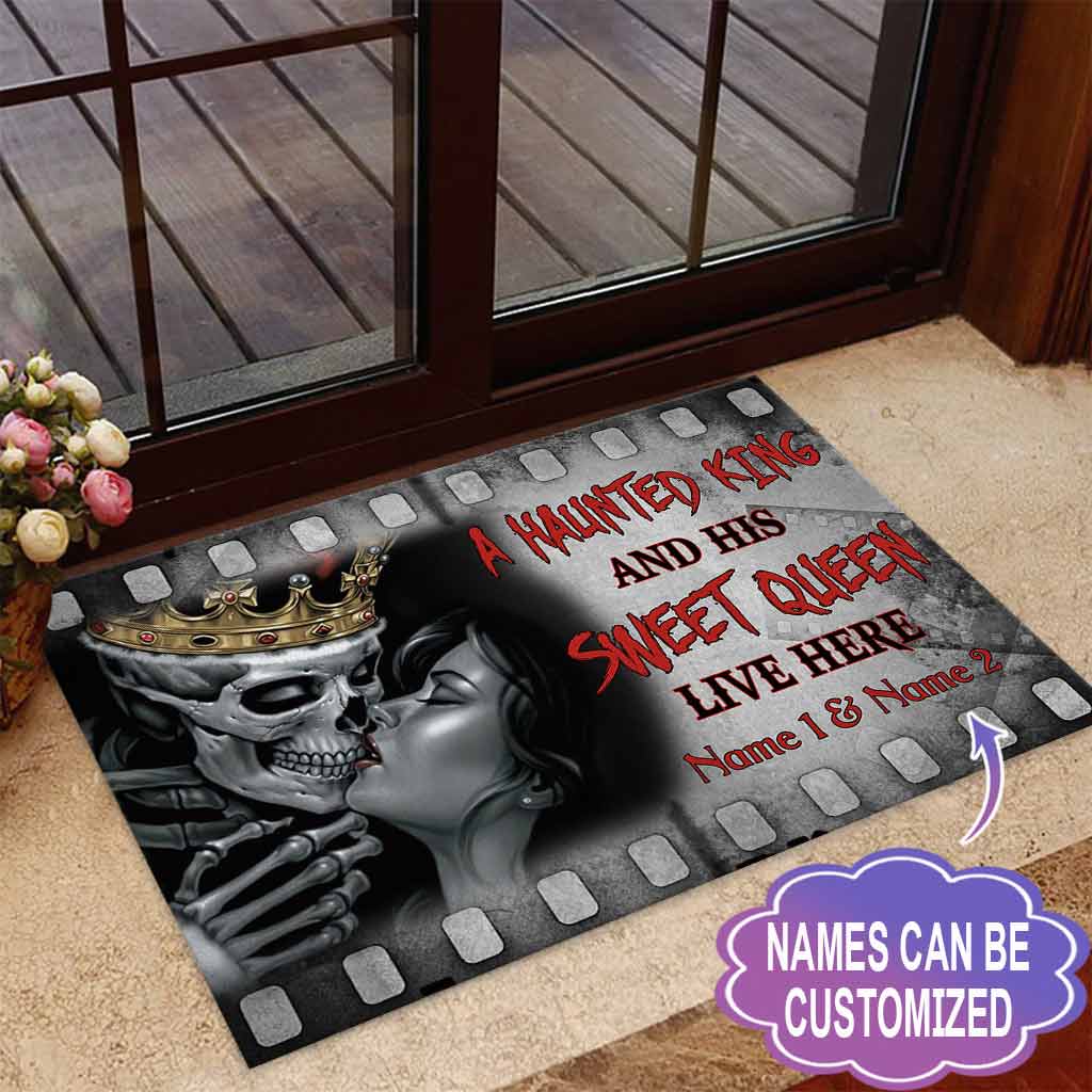 A Haunted King And His Sweet Queen - Skull Personalized Doormat